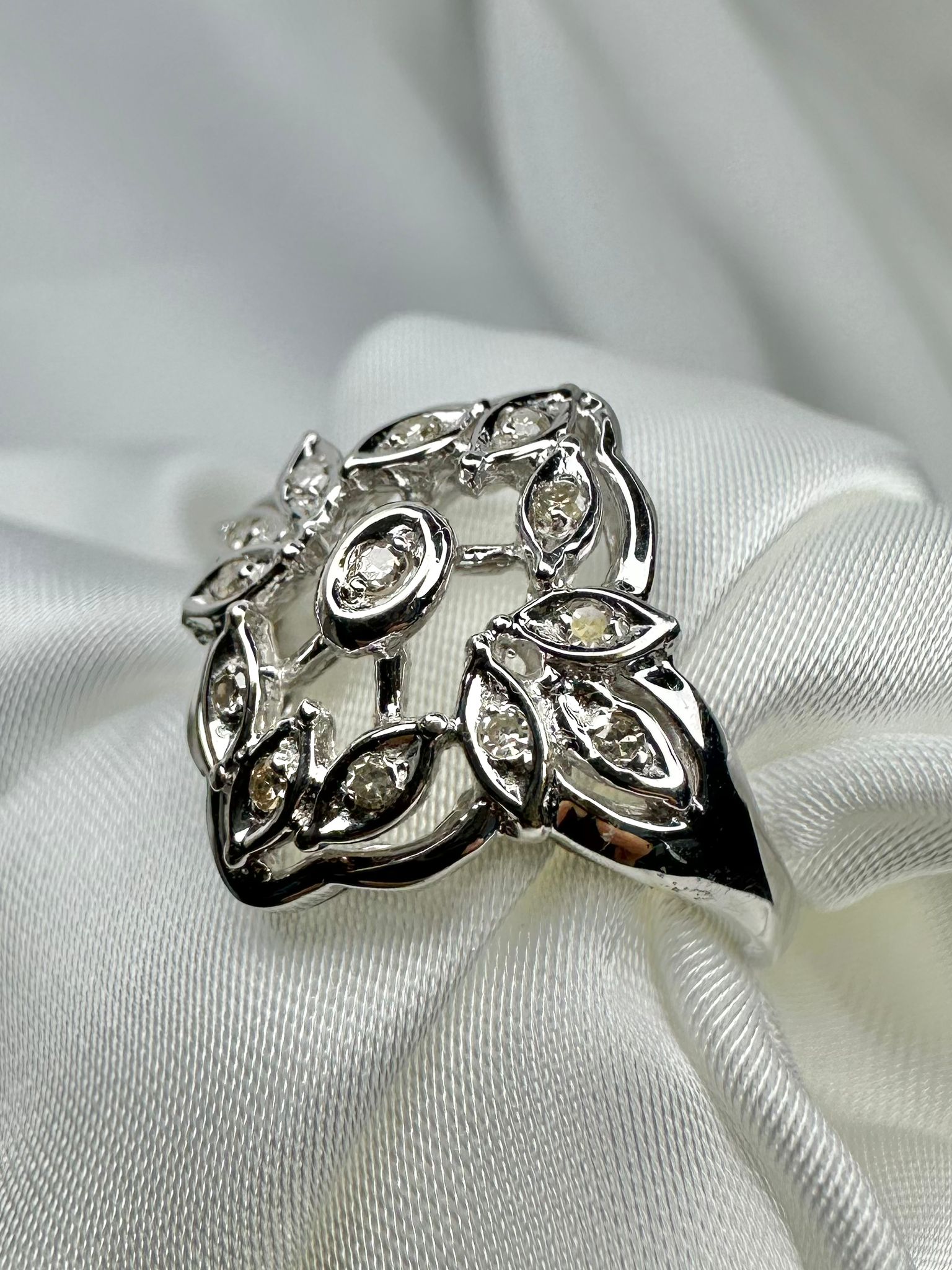 טבעת יהלומים קלאסית מזהב לבן 14 קראט – תמונה 2