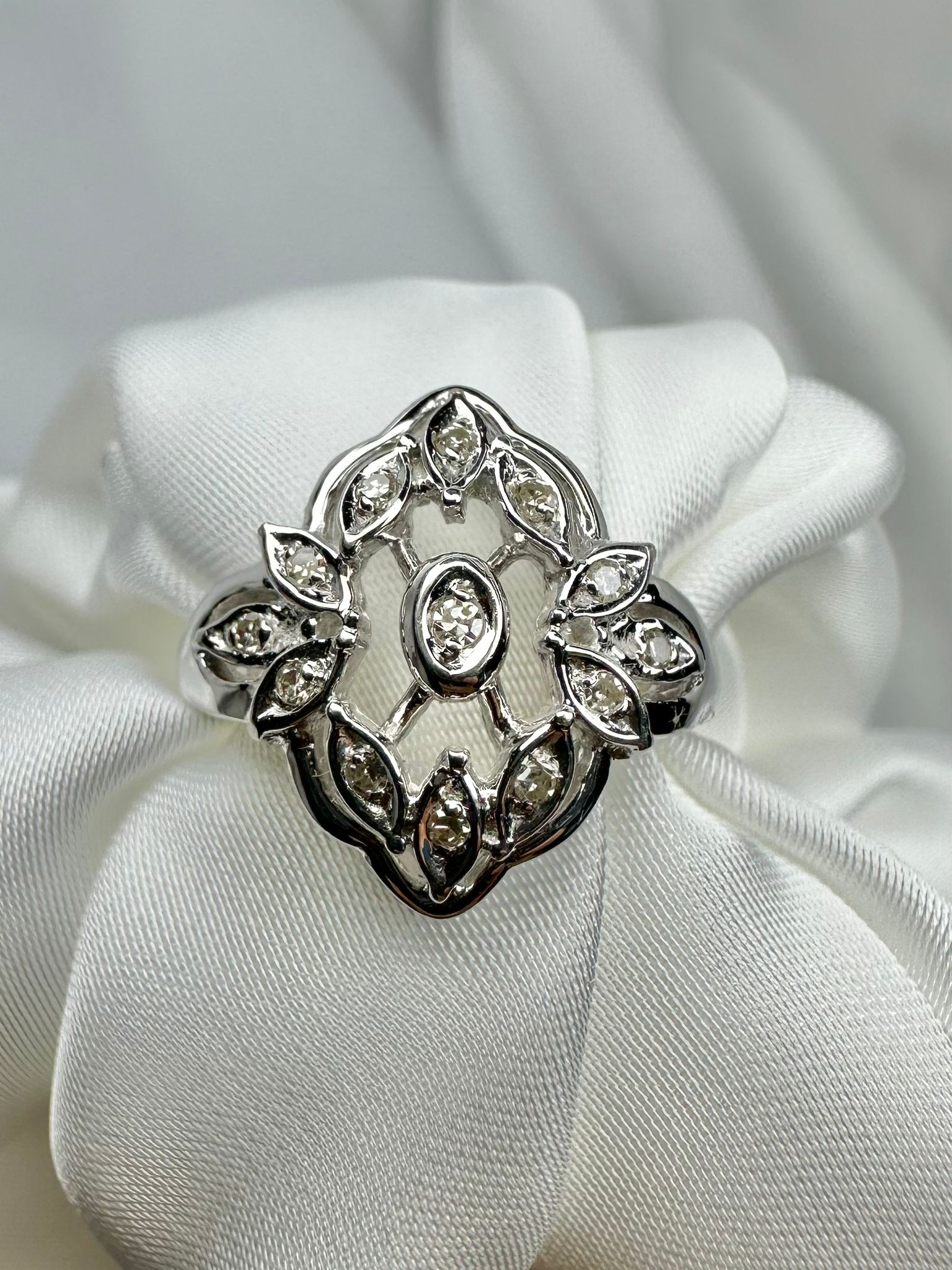 טבעת יהלומים קלאסית מזהב לבן 14 קראט