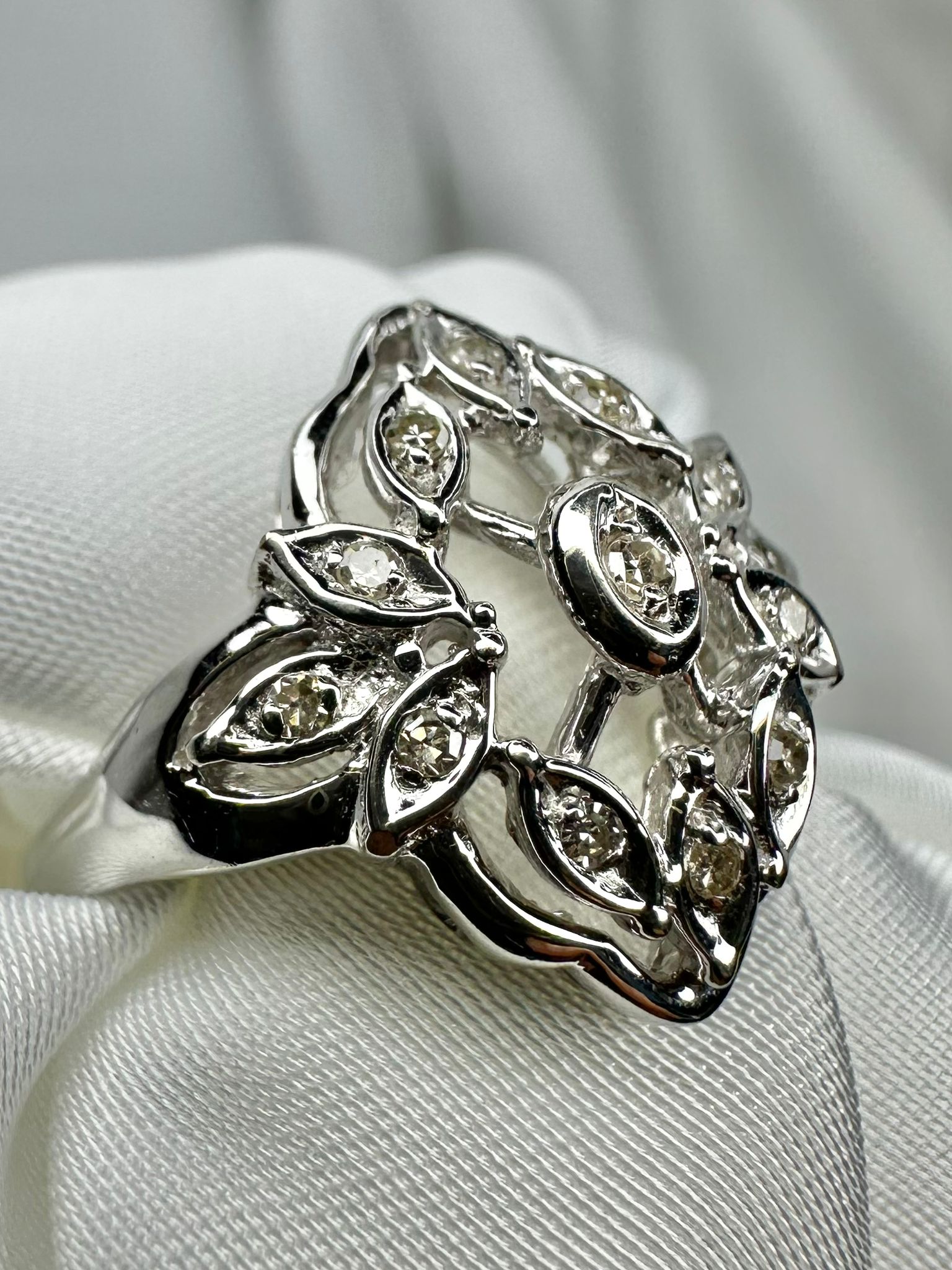 טבעת יהלומים קלאסית מזהב לבן 14 קראט – תמונה 3