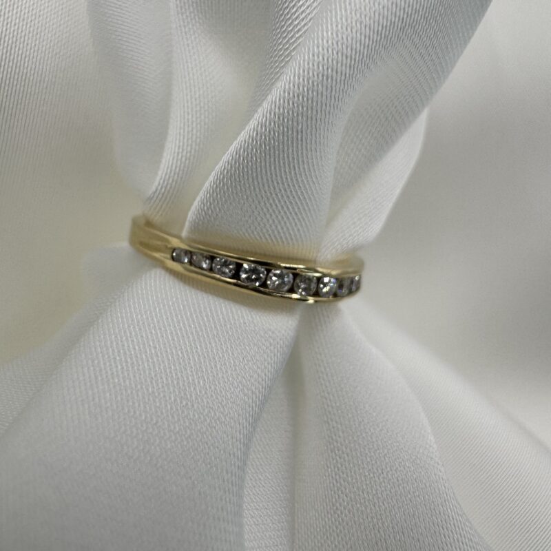 טבעת קלאסית מזהב 14 קראט ויהלומים טבעיים