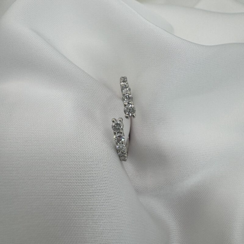 טבעת בעיצוב ייחודי פתוח עם יהלומים טבעיים