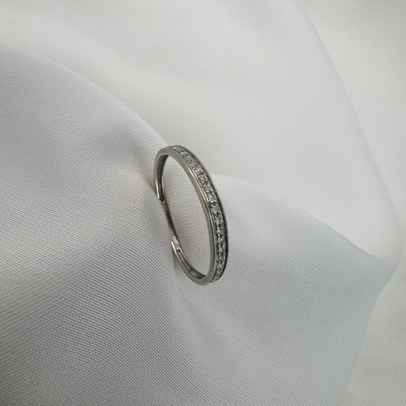 טבעת זהב 14K משובצת יהלומים טבעיים – עדינה וקלאסית